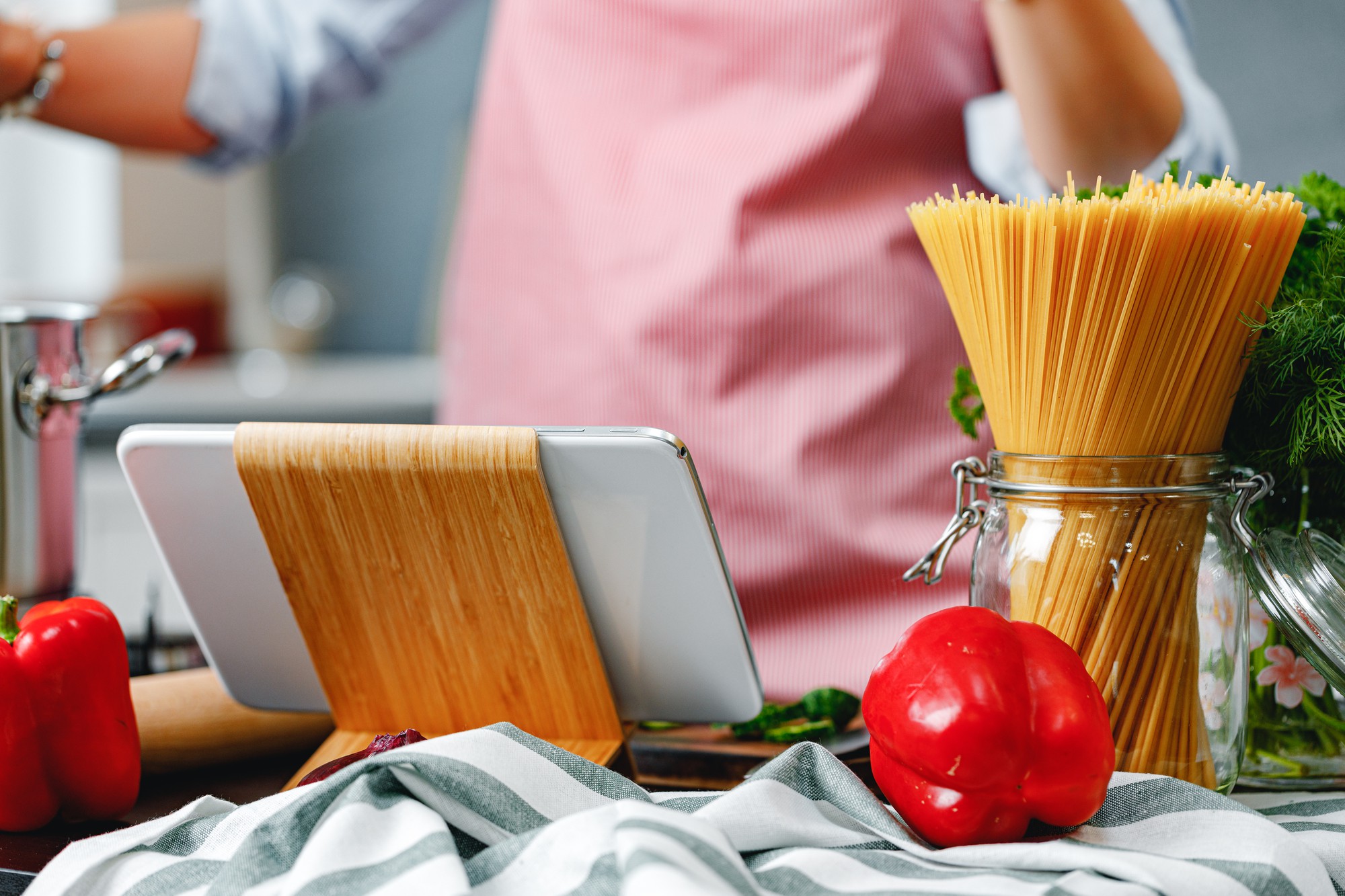 Banco di lavoro con utensili eleganti e ingredienti selezionati