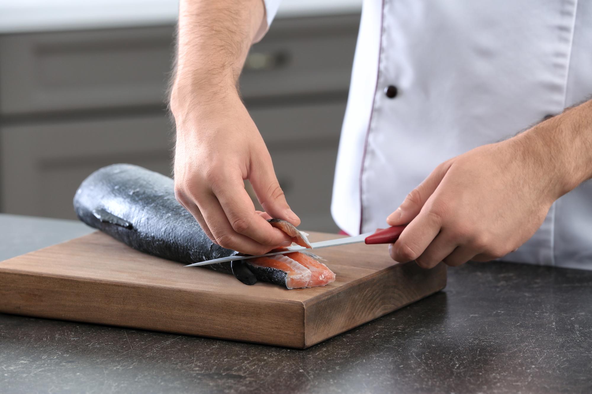 Chef che mostra una tecnica di affettatura